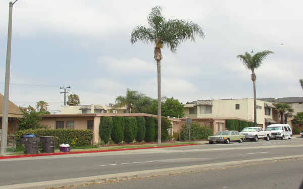 1725 Redondo Ave in Long Beach, CA - Building Photo