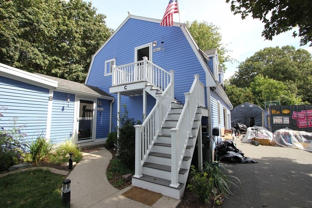 126 Washington St in Franklin, MA - Building Photo