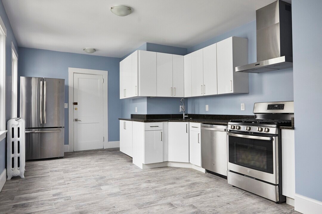 52 Mansfield St, Unit 1 in Somerville, MA - Building Photo