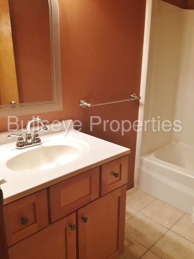 205 Plum St-Unit -5 in Red Wing, MN - Building Photo - Building Photo