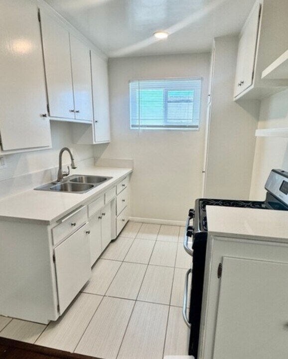 1130 N Laurel Ave in West Hollywood, CA - Building Photo