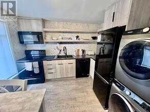 206 Bathurst St in Toronto, ON - Building Photo - Building Photo