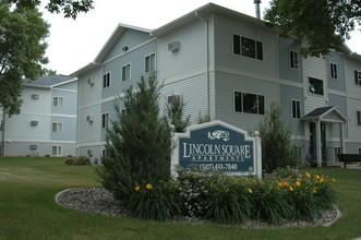 Lincoln Square Apartments in Owatonna, MN - Foto de edificio - Building Photo