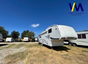 642 10th St in Floresville, TX - Building Photo
