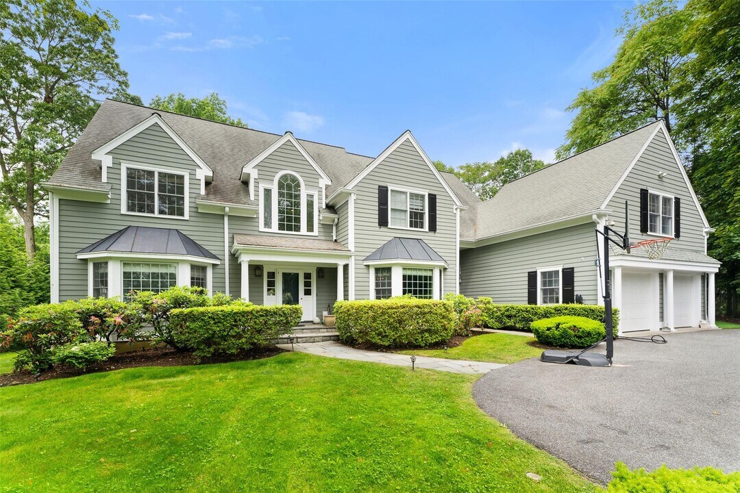 19 Rock Hill Ln in Scarsdale, NY - Building Photo