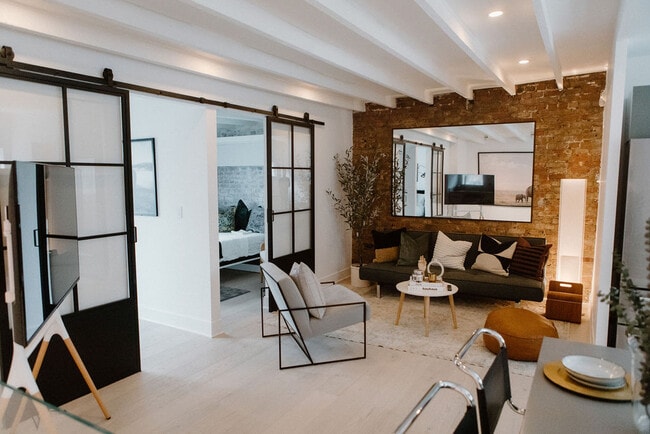 2124 N Sedgwick St, Unit Coach House in Chicago, IL - Building Photo - Building Photo