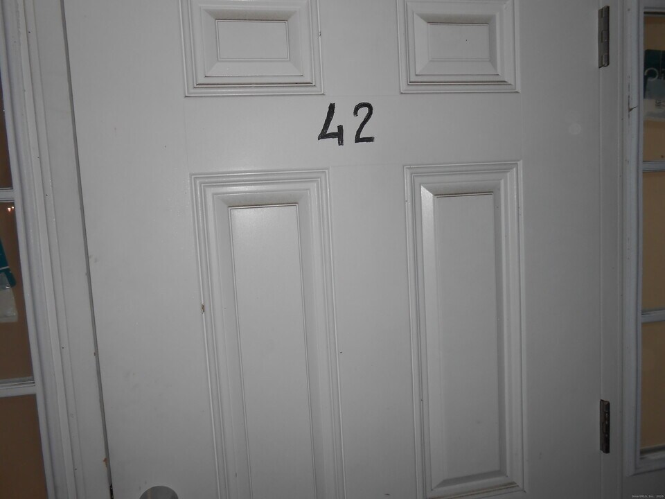 50 Greenhouse Rd in Bridgeport, CT - Building Photo