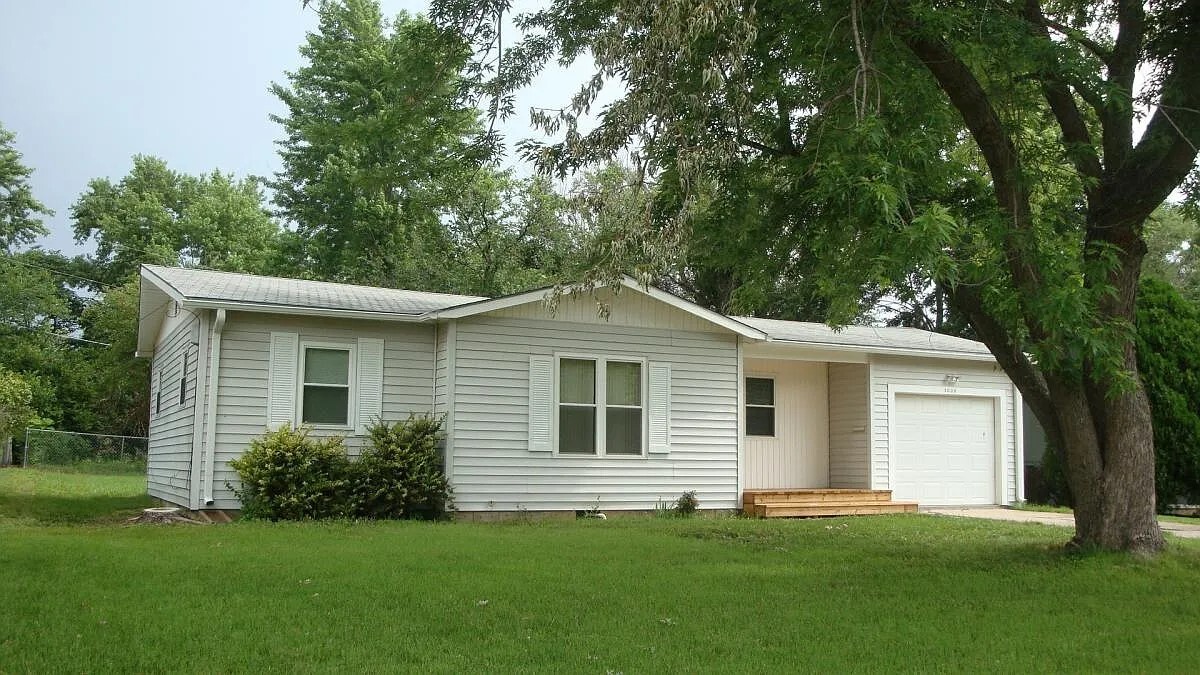 5004 SW 17th Terrace in Topeka, KS - Building Photo