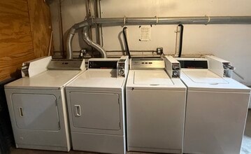 1633 E 74th St in Chicago, IL - Foto de edificio - Building Photo