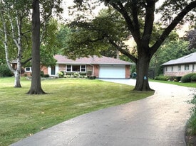 810 S Edgewood Ln in Mount Prospect, IL - Building Photo