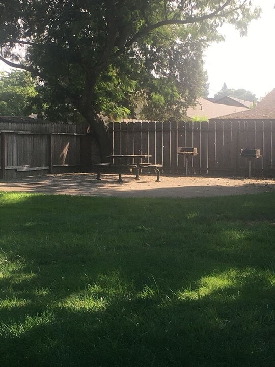 141 W Lassen Ave in Chico, CA - Building Photo