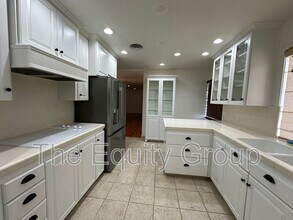 715 S Woodland St in Visalia, CA - Foto de edificio - Building Photo