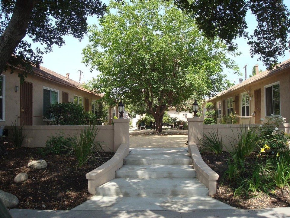 Azusa Apartments in Azusa, CA - Foto de edificio