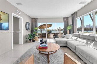 1130 Venetian Way in Miami Beach, FL - Building Photo - Building Photo