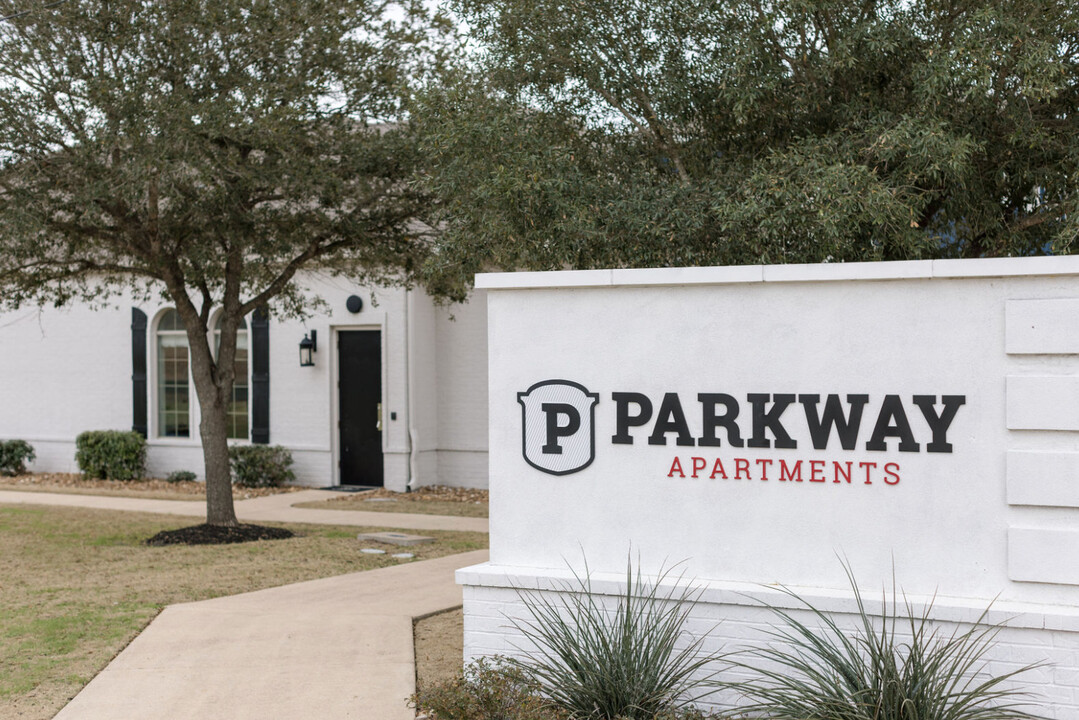 Parkway Place Apartments in College Station, TX - Building Photo