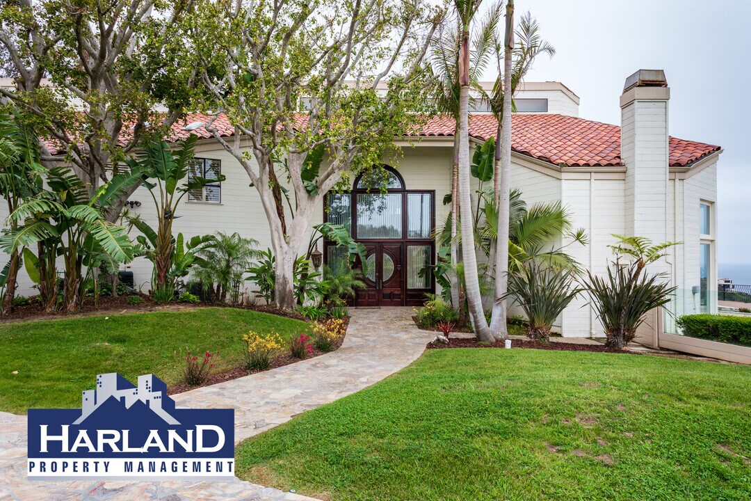 2610 Inyaha Ln in San Diego, CA - Building Photo