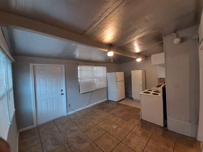 2170-2172 Davis Ct in Ft. Myers, FL - Building Photo - Building Photo