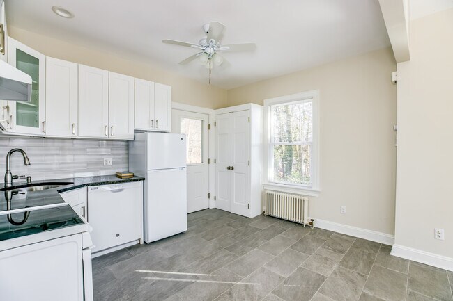 1215 Main St in Greenport, NY - Building Photo - Building Photo