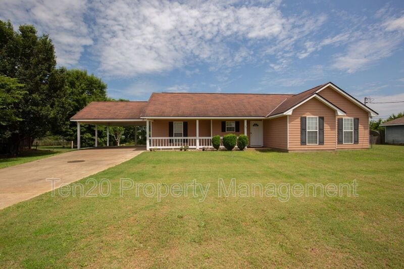39 Farmbrook Dr in Fort Mitchell, AL - Foto de edificio