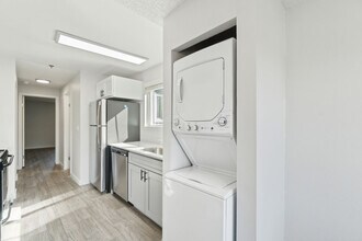 Spinnaker Apartments in Des Moines, WA - Building Photo - Building Photo