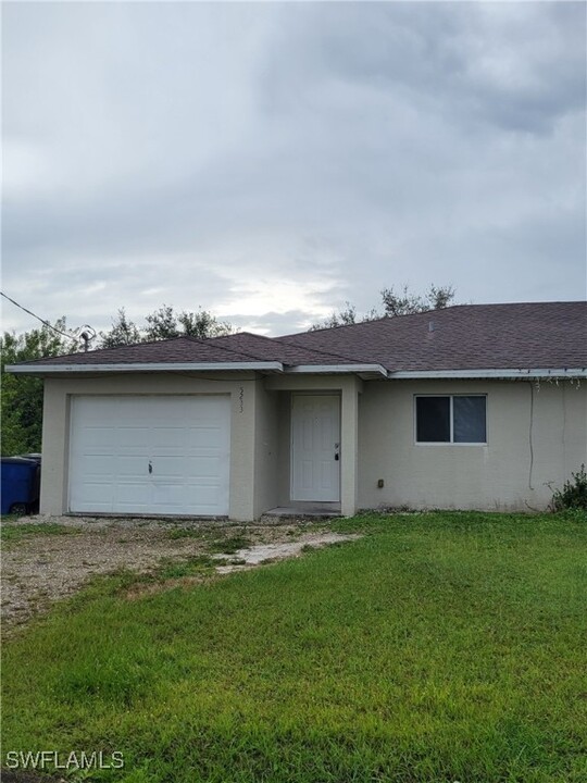 5233 Benton St in Lehigh Acres, FL - Foto de edificio