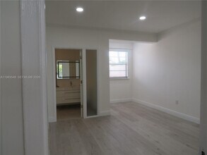 9165 Fontainebleau Blvd in Miami, FL - Building Photo - Building Photo