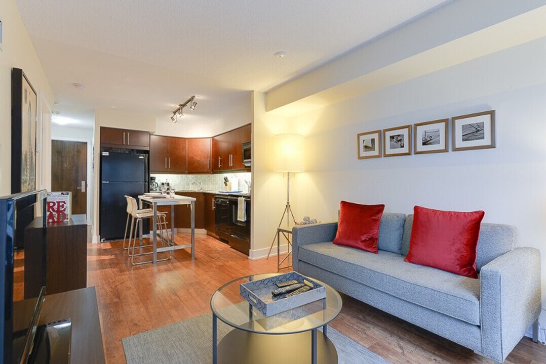 325 Front St W in Toronto, ON - Building Photo