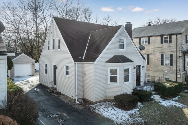 40 Hickory Ave in Bergenfield, NJ - Building Photo - Building Photo