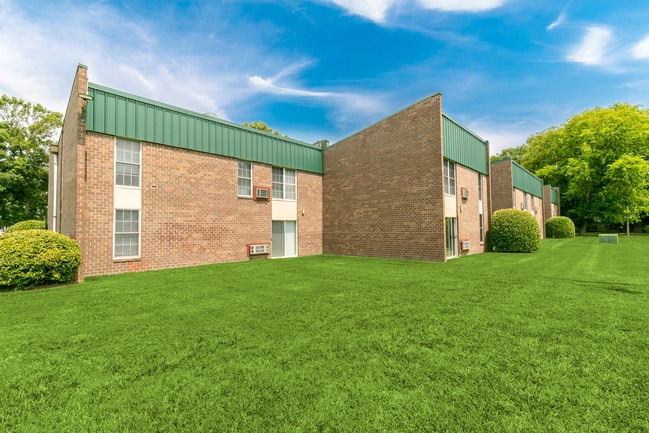 Oakmont North Apartments in Norfolk, VA - Building Photo - Building Photo