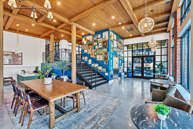 Commodore Old Town Manchester in Richmond, VA - Foto de edificio - Building Photo