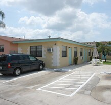 718-722 NE 3rd St in Hallandale Beach, FL - Building Photo