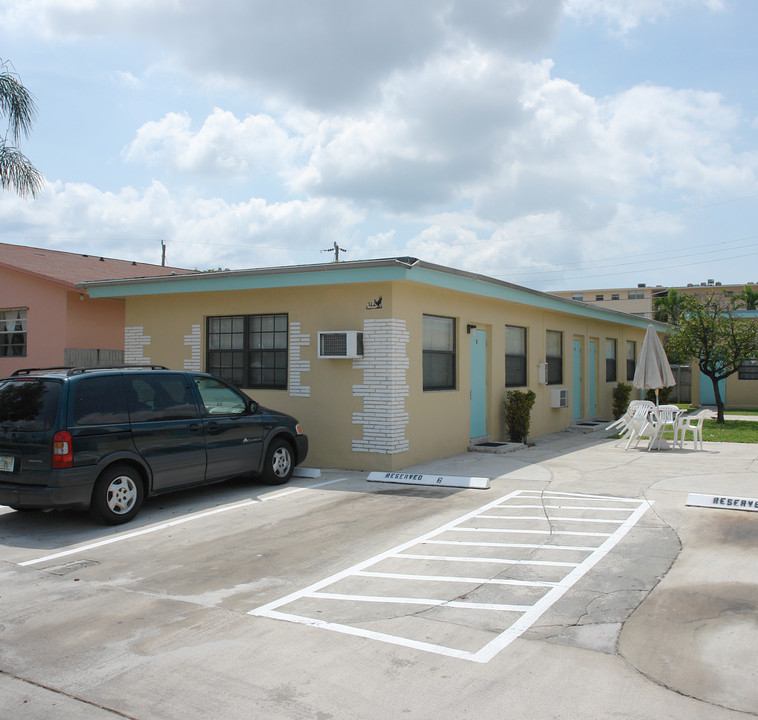 718-722 NE 3rd St in Hallandale Beach, FL - Building Photo