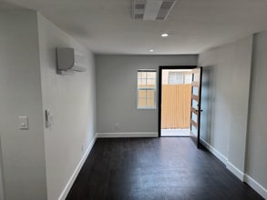 900 Stern Ln in Oxnard, CA - Foto de edificio - Building Photo