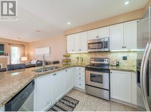 30 Deerwood Crescent in Richmond Hill, ON - Building Photo - Building Photo