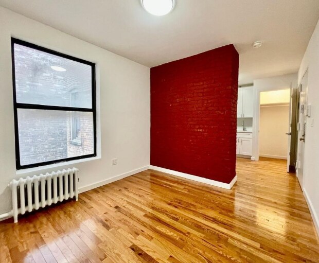 7 York Ave in New York, NY - Building Photo