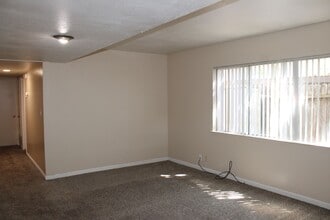 2213 Roselake Ave in Sacramento, CA - Building Photo - Building Photo