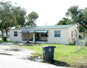 1590-1594 NE 124th St in Miami, FL - Building Photo - Building Photo