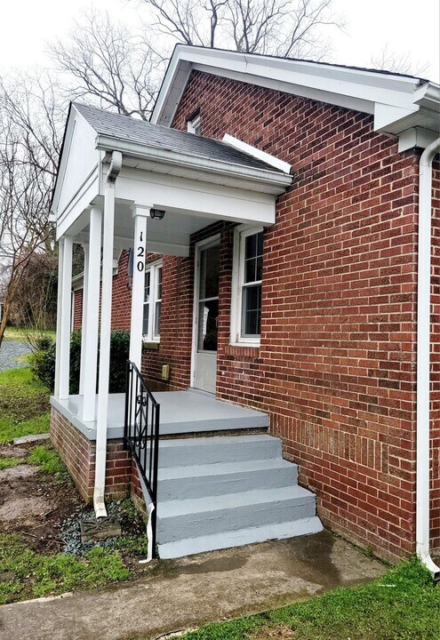 120 Markham St in Burlington, NC - Building Photo