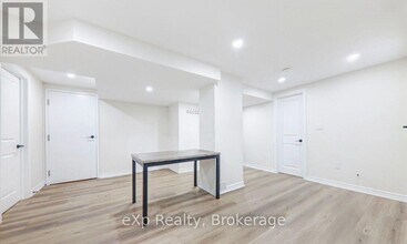 35 Darlingside Dr in Toronto, ON - Building Photo - Building Photo
