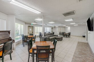 Clayton Gardens in Concord, CA - Foto de edificio - Building Photo