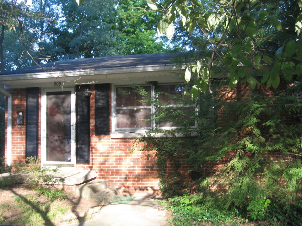 909 S Eastside Dr in Bloomington, IN - Building Photo