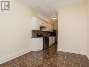 2011 Dundas St W in Toronto, ON - Building Photo - Building Photo