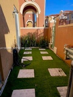 10643 SW 7th St in Pembroke Pines, FL - Foto de edificio - Building Photo