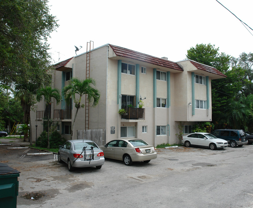 7626 NE 6th Ct in Miami, FL - Building Photo