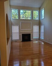 9255 Glen Meadow Ln in Linton Hall, VA - Building Photo - Building Photo