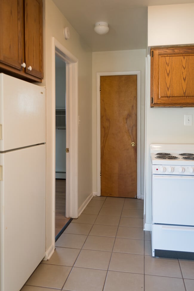 4304 13 Mile Rd, Unit 7 in Royal Oak, MI - Foto de edificio - Building Photo