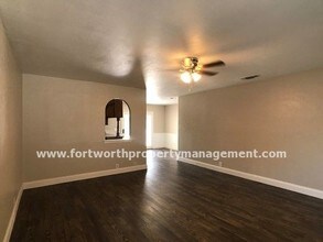 6915 W Cleburne Rd in Fort Worth, TX - Foto de edificio - Building Photo
