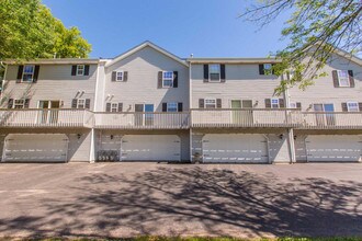 288 Meadowcreek Dr in Pewaukee, WI - Building Photo - Building Photo