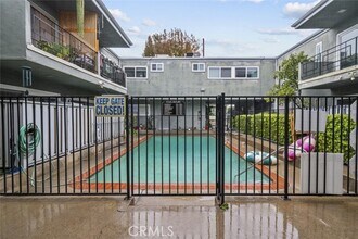 6160 Whitsett Ave in Los Angeles, CA - Building Photo - Building Photo