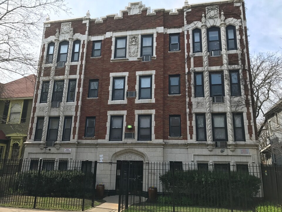 6726 N Glenwood Ave in Chicago, IL - Building Photo